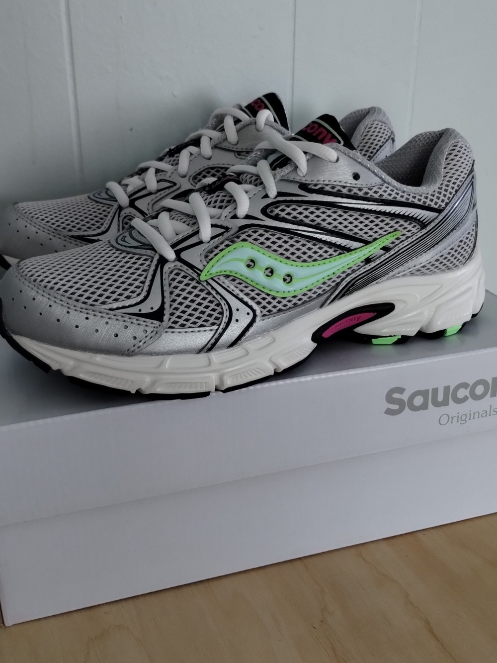 8.5W Saucony Ride Millennium Women's Gray Silver Neon Mint Green Running Shoes